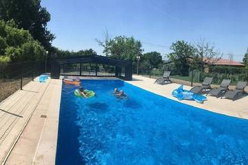 Location de vacances pour 8 personnes, avec jardin et jacuzzi ainsi que piscine et terrasse à Châtillon-sur-Broué