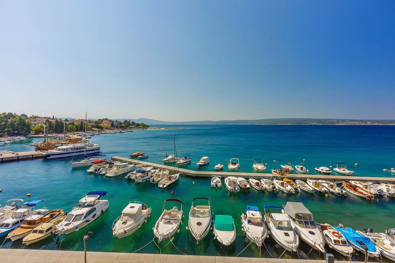 Entire apartment, Tolle Ferienwohnung direkt an der Promenade in Selce, Primorje-Gorski Kotar