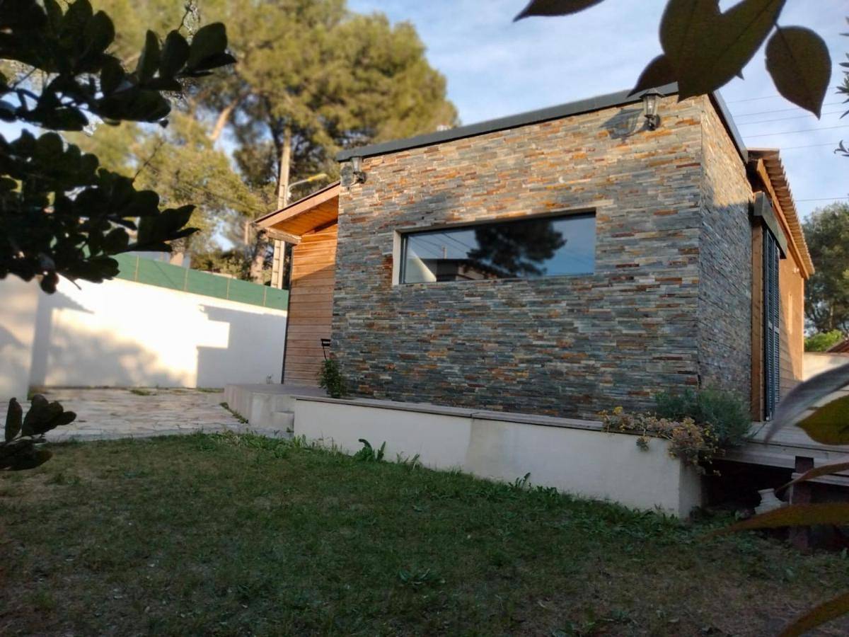 Cabanon avec dépendance in Saint-Mitre-les-Remparts, Côte méditerranéenne (France)