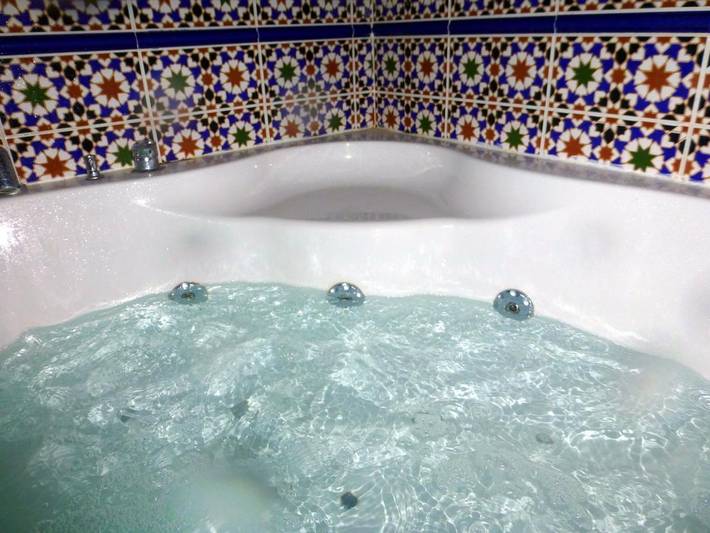 Location de vacances pour 4 personnes, avec jacuzzi ainsi que jardin et piscine à Dions