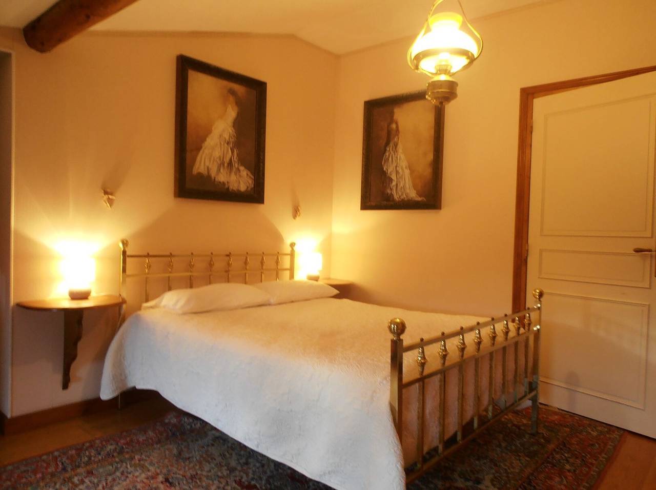 Gästezimmer „Chambre Romance“ mit gemeinsamer Terrasse, Garten und Wlan in Polignac, Haute-Loire