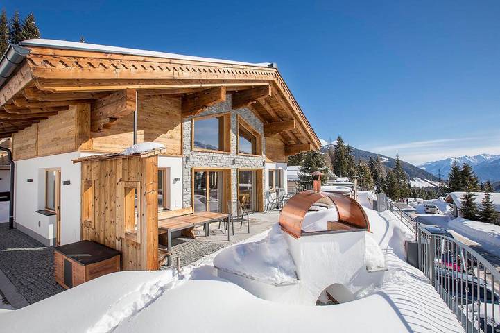Chalet für 12 Personen, mit Balkon und Whirlpool sowie Terrasse und Garten in Königsleiten