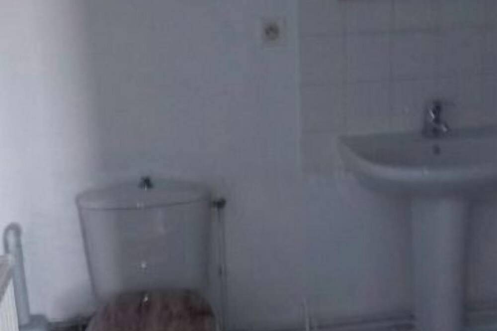 Entire apartment, F2 - 1 bedroom with 1 double bed and sofa bed in Guéret, Guéret region