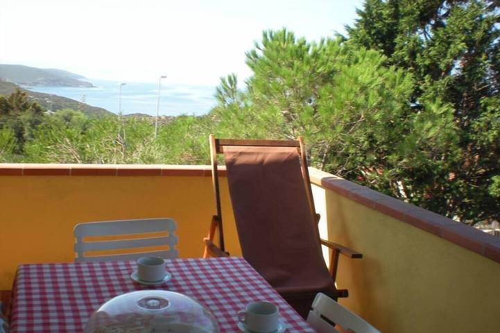 Casa vacanza per 5 persone, con balcone e giardino in Torre dei Corsari