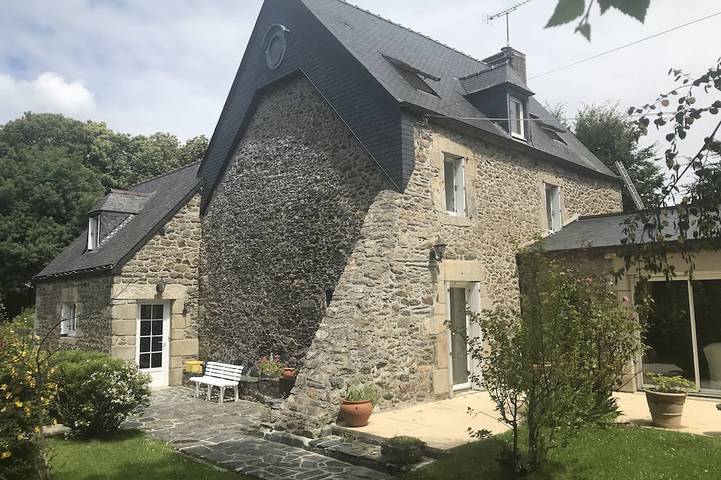 Gîte pour 6 personnes, avec terrasse et jardin à Languenan