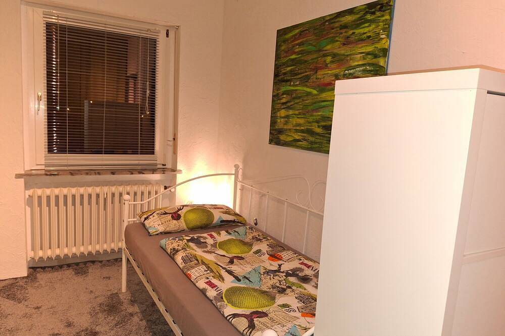 Entire apartment, Holiday Apartment 'Anke Günther' with Shared Garden, Balcony & Wi-Fi in Bad Kissingen, Rhön-Bayern