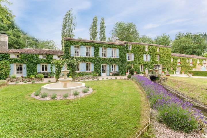 Location de vacances pour 24 personnes, avec Balcon ainsi que Jardin et Piscine à Taillant