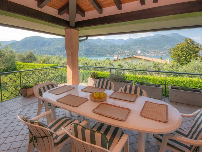 Location de vacances pour 9 personnes, avec jardin ainsi que vue sur le lac et balcon, adapté aux familles à San Felice del Benaco - 2