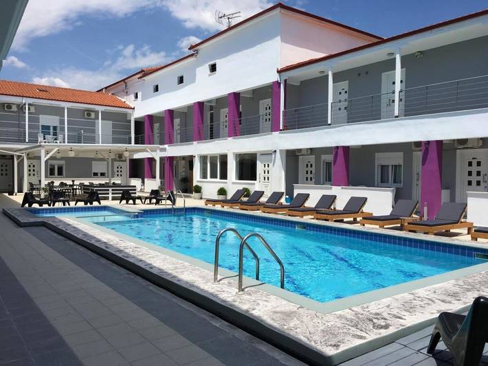 Aparthotel para 4 personas, con piscina y vistas además de jardín y piscina para niños - 1
