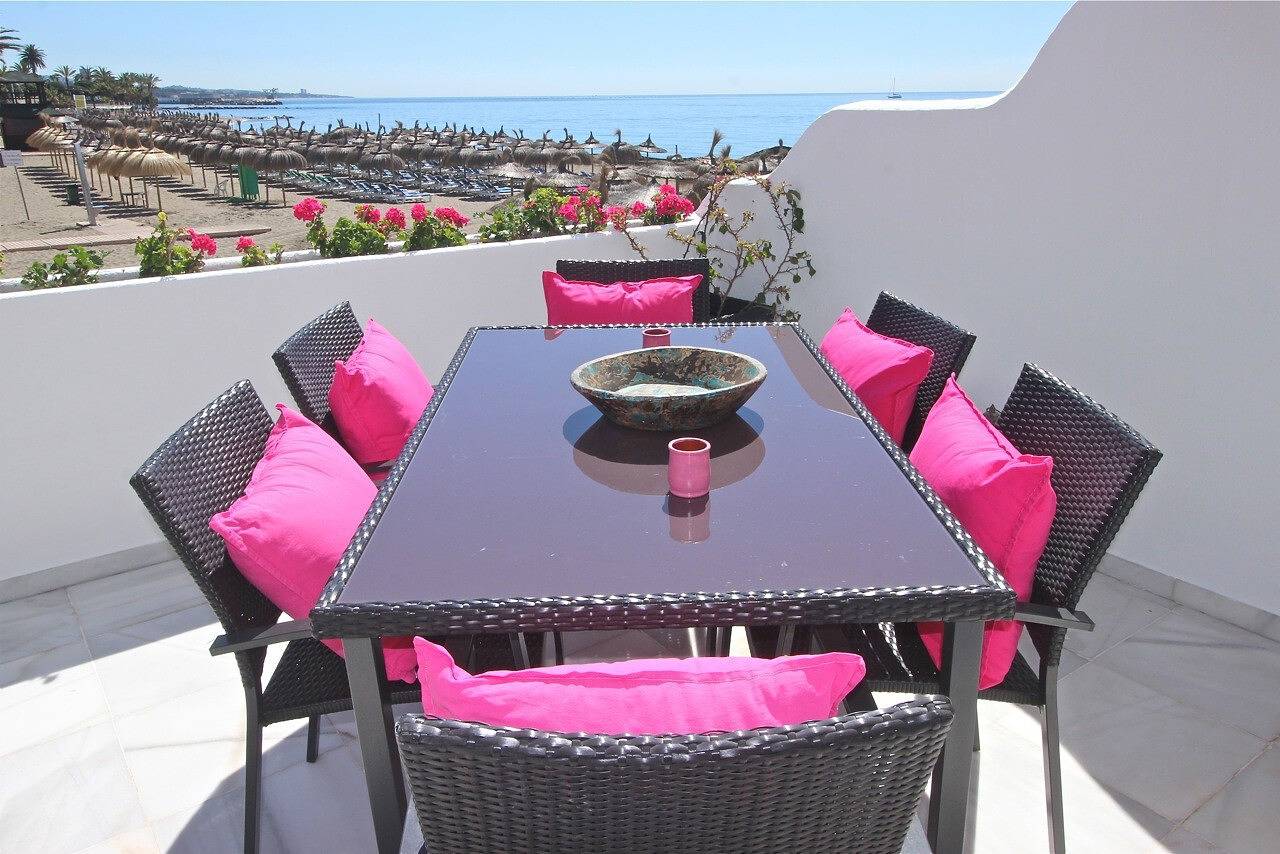 Apartamento inteiro, Apartamento "Deluxe On The Beach" com vista mar, Wi-Fi e ar condicionado in Marbella Centro, Marbella