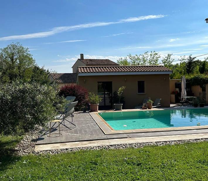 Gîte pour 2 personnes, avec jardin ainsi que piscine et vue à Colonzelle
