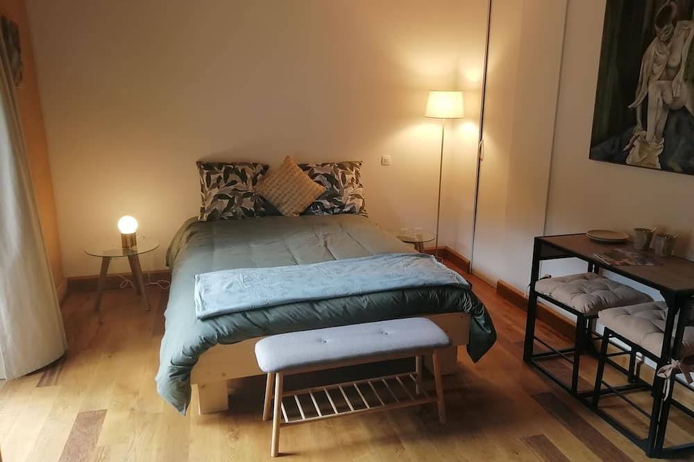 Separate room with terrace and summer kitchen in country house in Clelles, Parc naturel régional du Vercors