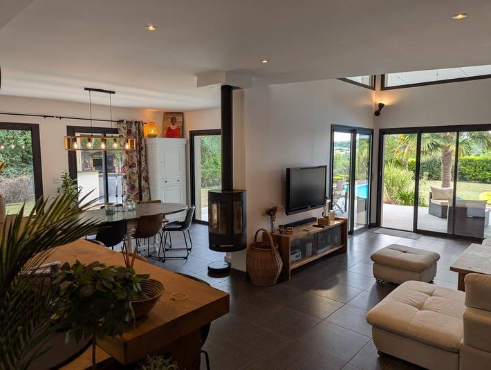 Gîte pour 10 personnes, avec piscine ainsi que jardin et terrasse, animaux acceptés en Charente - 2