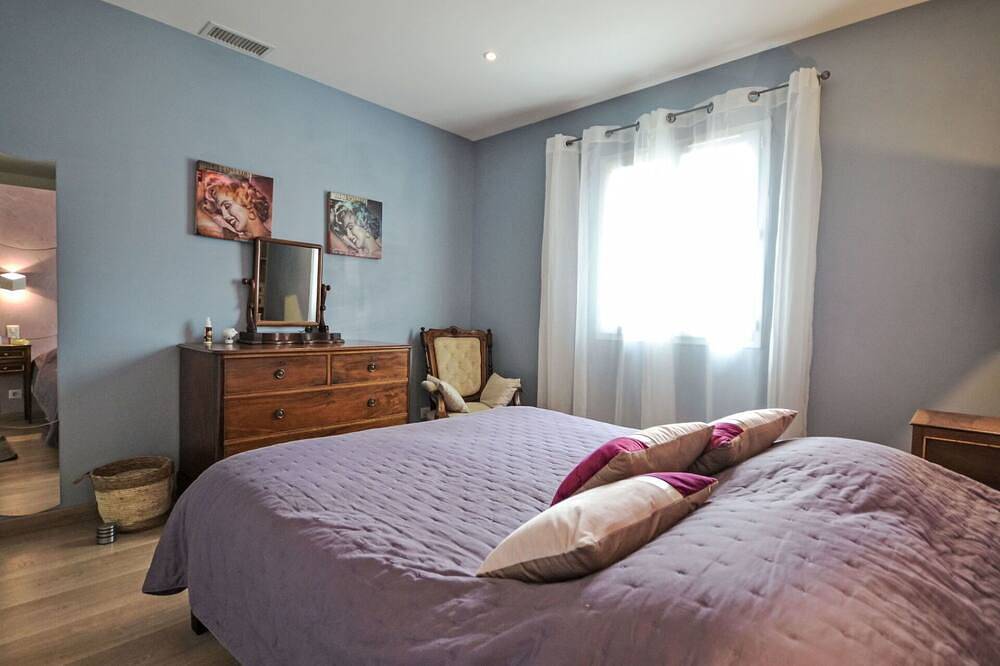 Wonderful private villa with A/C, Wifi, private pool, Tv, patio, pets allowed and parking in Vers-Pont-du-Gard, Nimes region