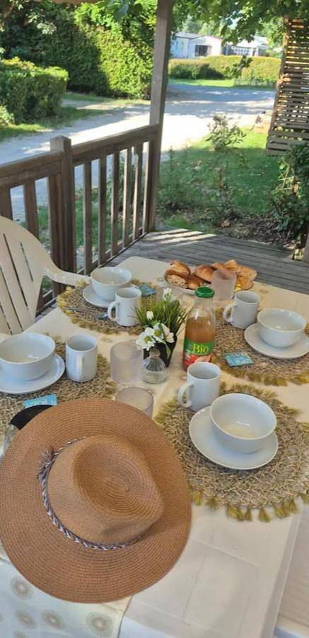 Camping pour 4 personnes, avec Terrasse ainsi que Jardin et Piscine