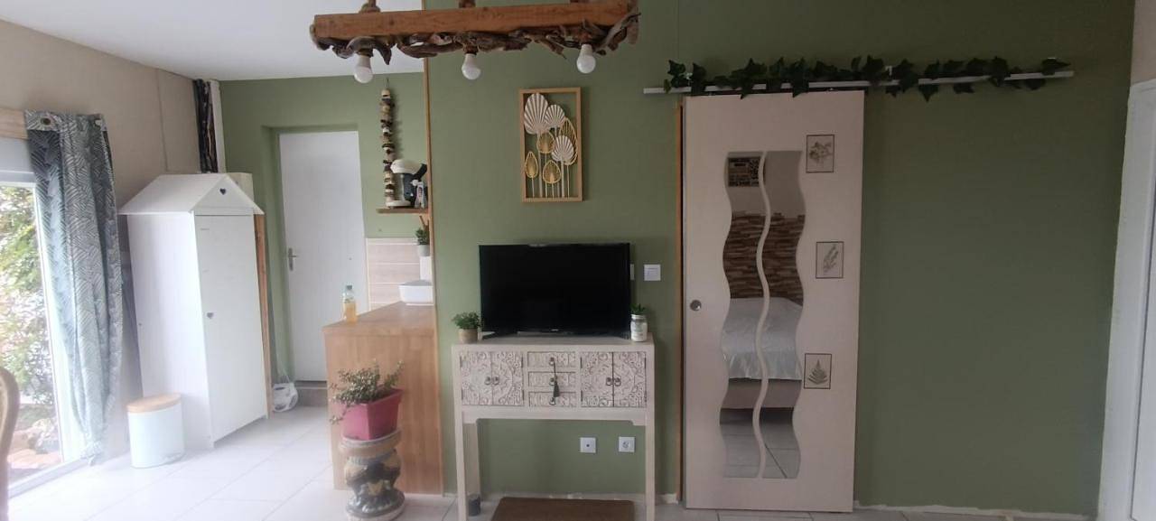 Appartement entier, One-Bedroom Apartment in Bas-en-Basset, Haute-Loire
