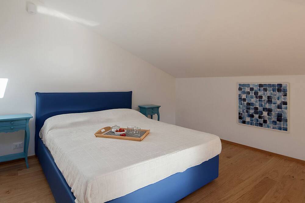 Appartamento intero, Terrazza Blueline - Mansarda con due camere frontespiaggia a Fiascherino in Tellaro, Comune di Lerici