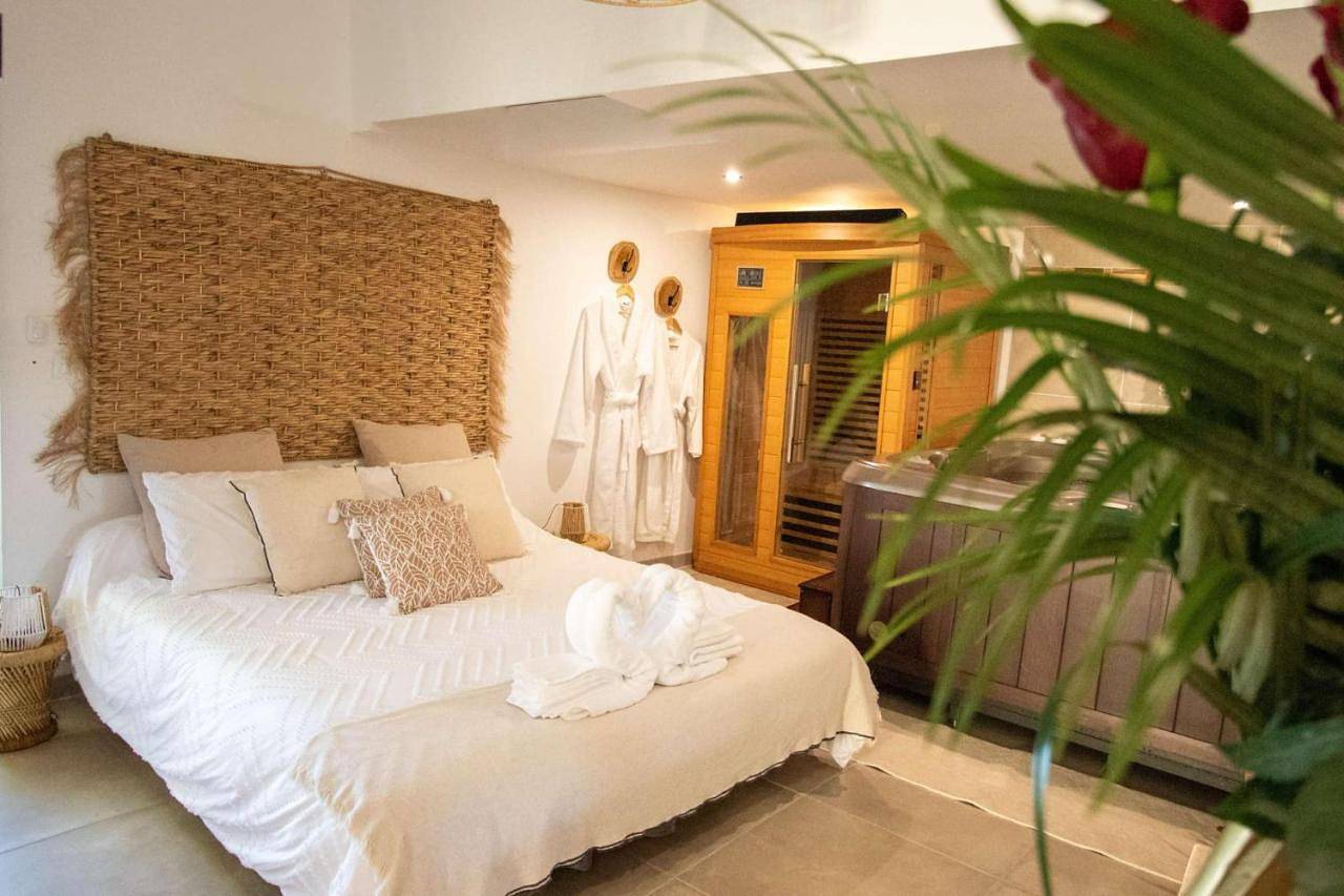 La suite soledad love room jacuzzi et sauna in Maraussan, Côte méditerranéenne (France)