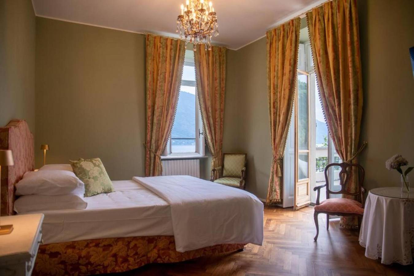 Room 'Camilla' with Private Terrace, Shared Garden and Wi-Fi in Comune di Cannobio, Lago Maggiore (Piemonte)