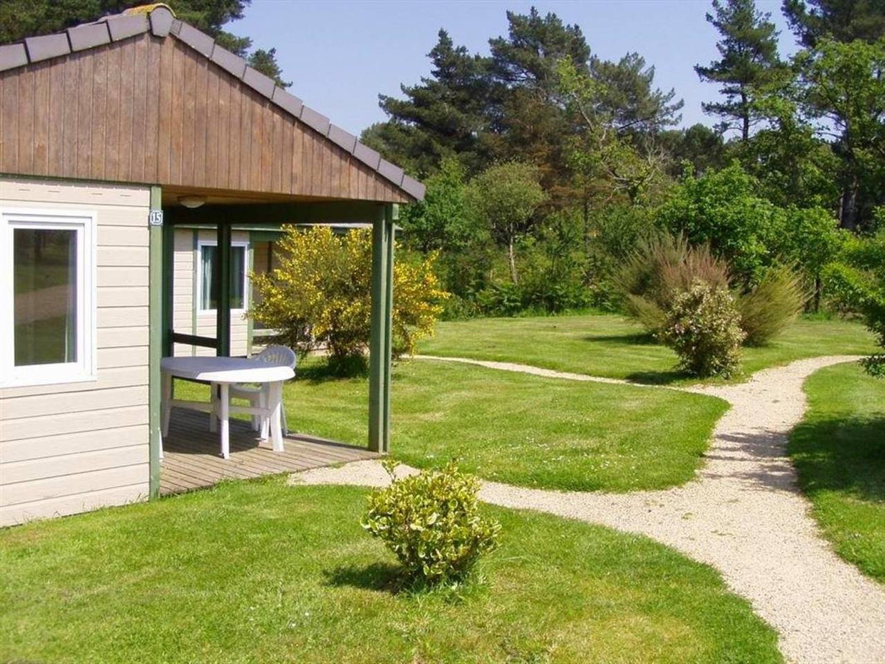 Appartement entier, Chalet 'Standard 3' avec terrasse privée et jardin partagé in Pleumeur-Bodou, Côte de Granit Rose