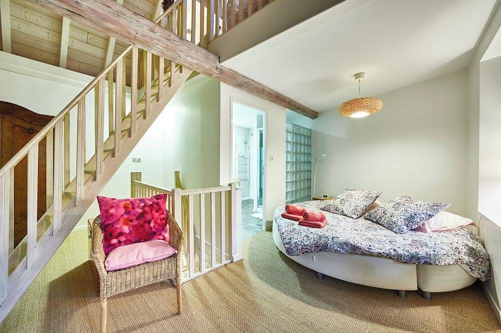 Entire apartment, La Maisonnette - loft with round bed in wine house - sleeps 4 in Gertwiller, Sélestat-Erstein region