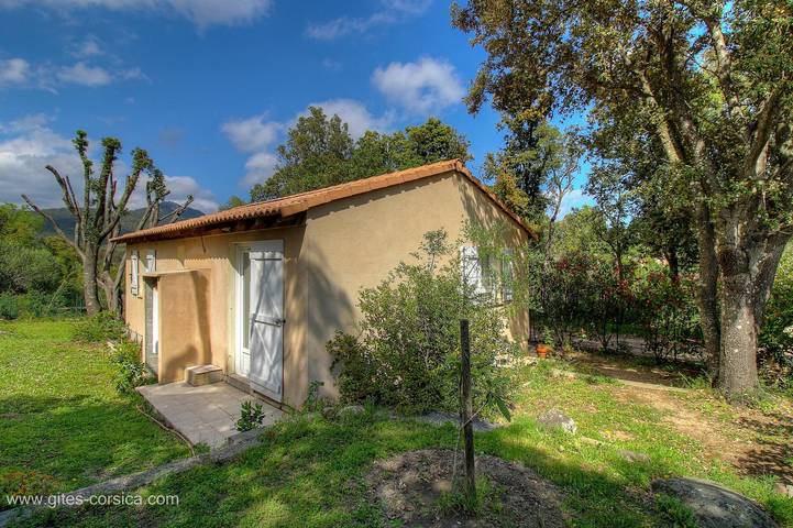 Gîte pour 4 personnes, avec Terrasse ainsi que Jardin et Vue dans Sainte-Lucie de Porto-Vecchio
