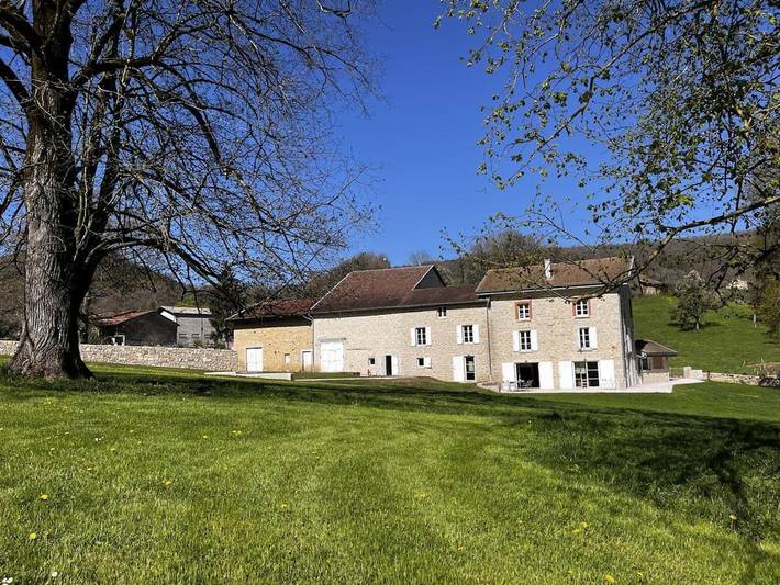 Location de vacances pour 10 personnes, avec Terrasse et Jardin ainsi que Piscine et Vue à Saint-Rambert-en-Bugey - 2