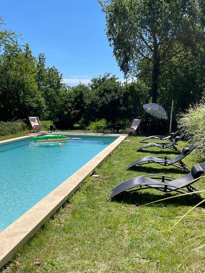 Location de vacances pour 12 personnes, avec terrasse ainsi que piscine et jardin à Charras (homonymie)