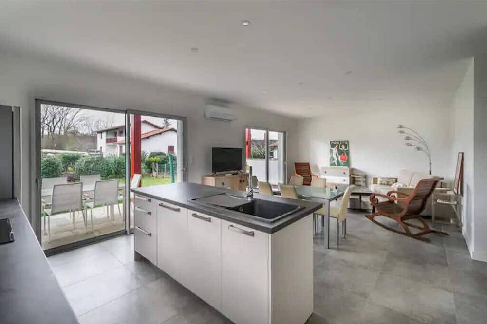 New Riverside air conditioned calm enclave in Espelette, Bayonne region