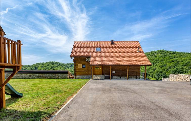 Encantadora casa de vacaciones de 2 dormitorios con piscina, terraza y wifi cerca del río Jadova in Gospić, Condado de Lika-Senj