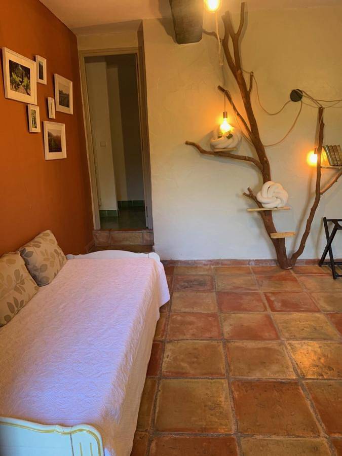 Location de vacances pour 4 personnes, avec vue ainsi que terrasse et jardin, animaux acceptés à Pierrefeu-du-Var - 2