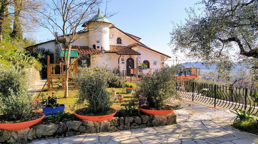 Ferienhaus für 12 Personen, mit Ausblick und Pool sowie Garten, mit Haustier