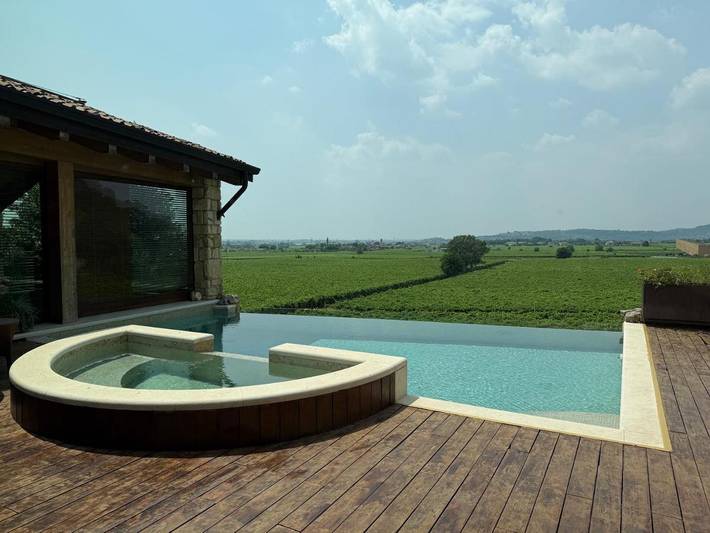 Location de vacances pour 7 personnes, avec Balcon et Jacuzzi ainsi que Terrasse et Jardin à Colognola ai Colli