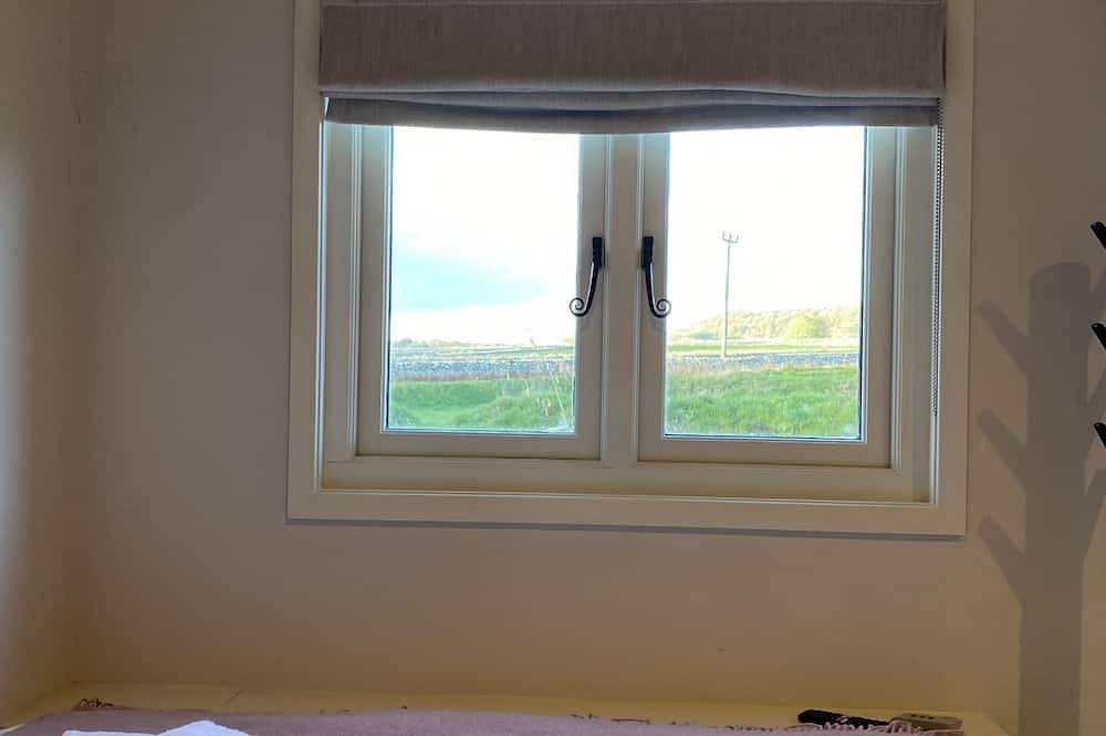 Meadow View  - (Bottom Cabin)  - sleeps 2 guests  in 1 bedroom in Foolow, Derbyshire