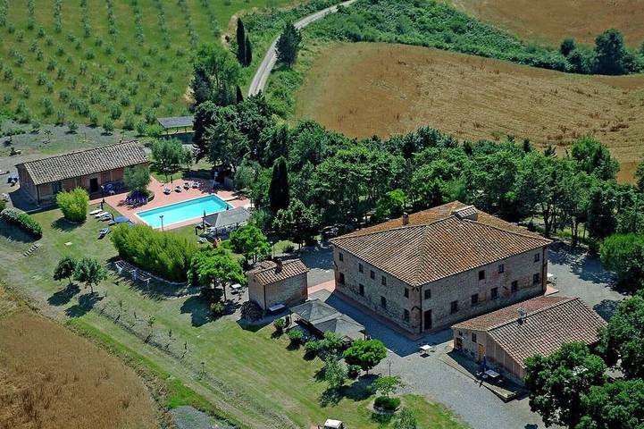 Agriturismo per 4 persone, con piscina e giardino in Peccioli