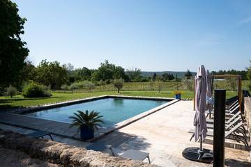 Location de vacances pour 14 personnes, avec terrasse et jardin, adapté aux familles à Cucuron