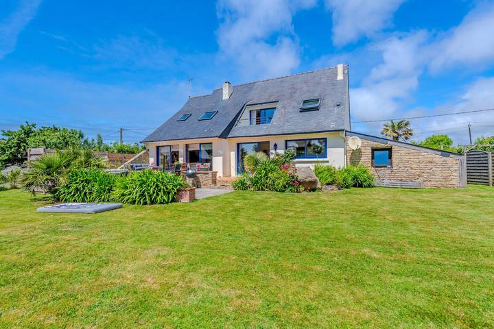 Maison de vacances 'Maison Avec Spa À 700m De La Plage' avec terrasse privée, jardin privé et Wi-Fi in Porspoder, Région de Brest