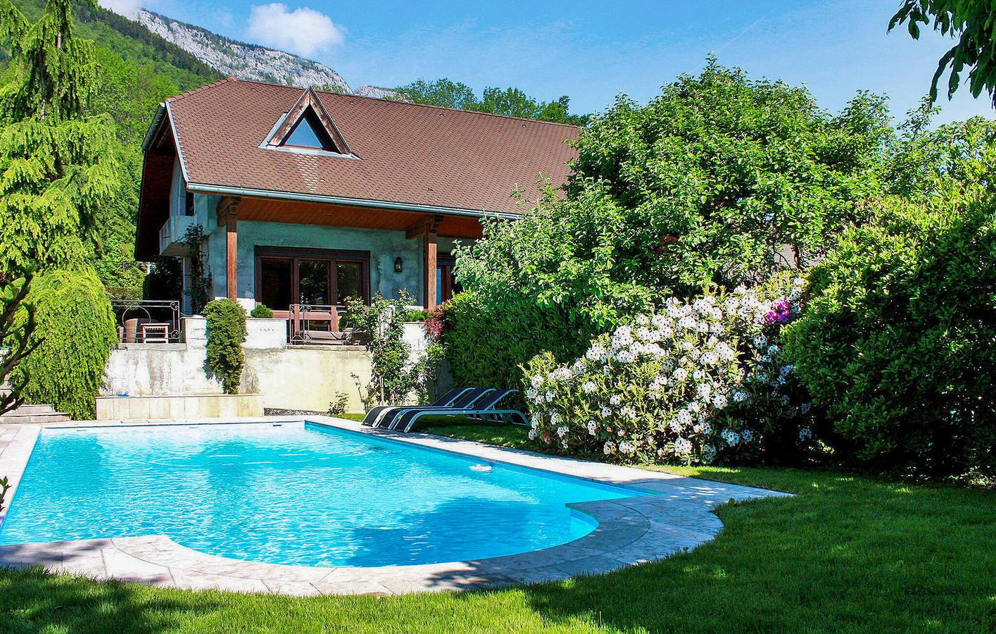 Retraite de luxe au bord du lac avec piscine, terrasse et parking in Doussard, Parc naturel régional du Massif des Bauges