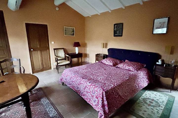 In the heart of the village: 3 small detached houses with garden and parking space in Lourmarin, Parc naturel régional du Luberon