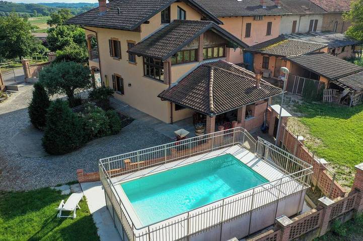 Location de vacances pour 8 personnes, avec jardin et balcon à San Damiano d'Asti