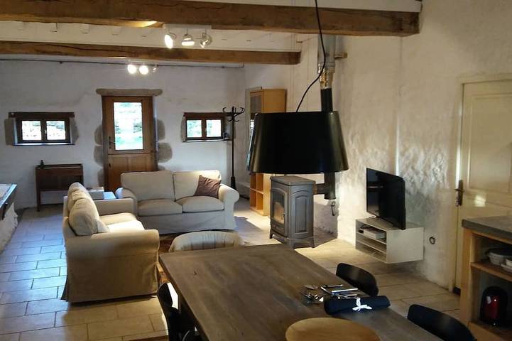 Gîte pour 4 personnes, avec jardin ainsi que terrasse et jacuzzi à Brassy