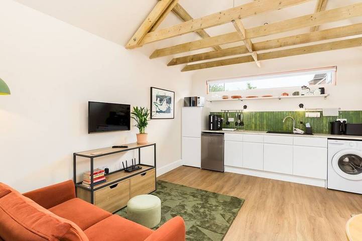 Glamping for 2 people, with garden in Warwickshire