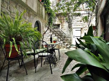 Maison d’hôte pour 2 personnes, avec vue et jardin à Trogir