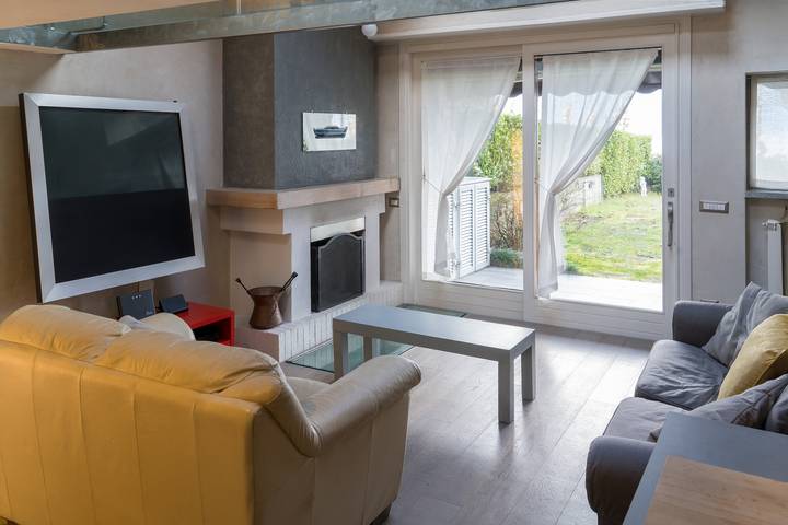 Apartamento inteiro, Apartamento 'Loft Hermitage Lake View Private' com Vista Montanha, Piscina e Wi-Fi in Spiaggia Punta Molino, Porto Valtravaglia