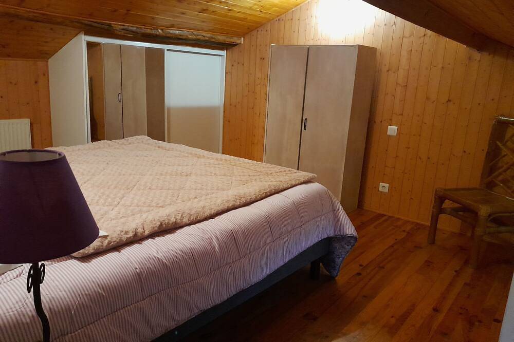 Bed and breakfast in restored Gascon house 2 km from shops. in Ornézan, Gers