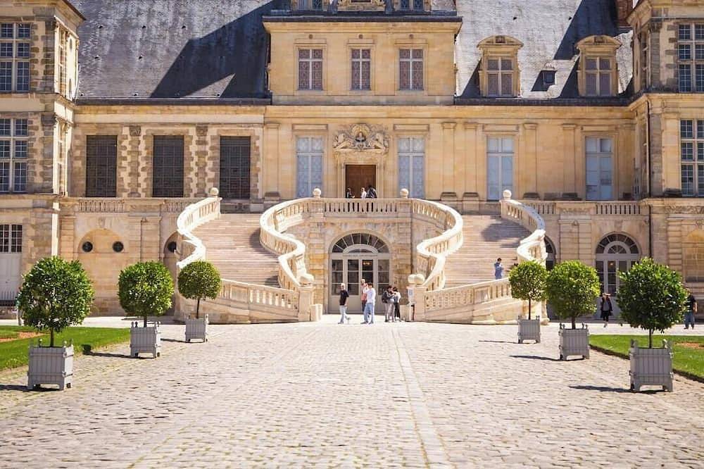 Entire apartment, Chateau Walk One Bedroom in Fontainebleau, Seine-et-Marne