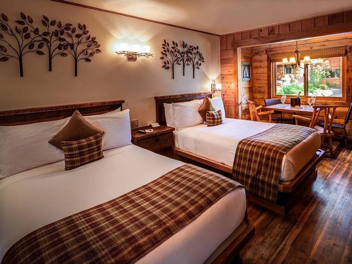 Log cabin for 4 people, with terrace and pool as well as hot tub and garden by Lake Tahoe