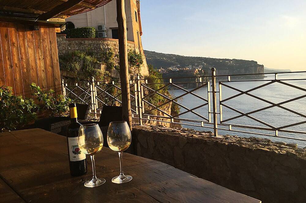 Villa Bikini, a paradise on the rock steep above the sea with swimming pool. in Vico Equense, Penisola Sorrentina