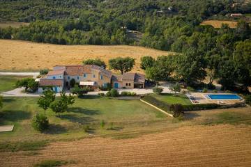 Gîte pour 26 personnes, avec terrasse et jardin à Peypin-d'Aigues