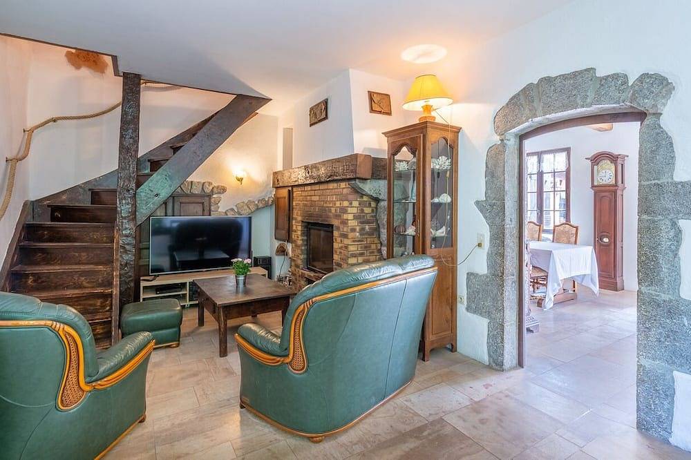 Old house full of character, very well restored, in Ruoms, pedestrianized in Ruoms, Ardèche